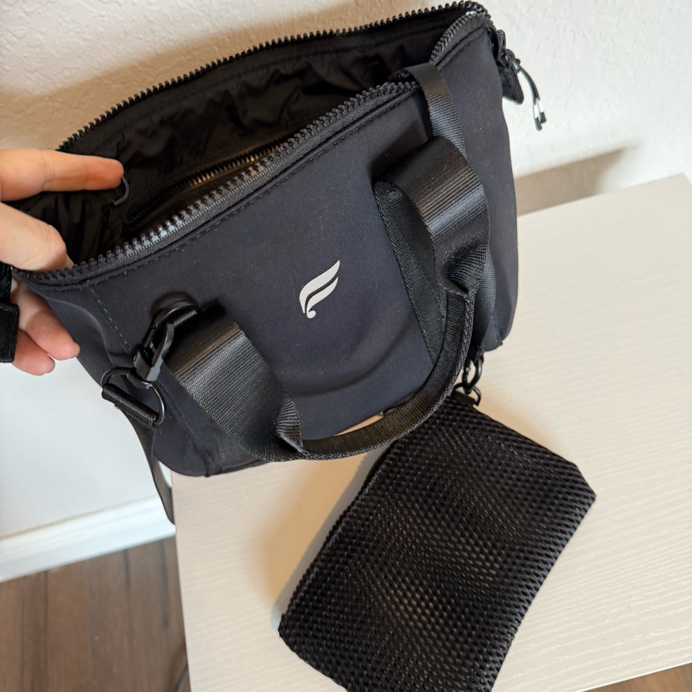 NWOT NEW Fabletics Black Shoulder Crossbody Bag One Size - Picture 3 of 3
